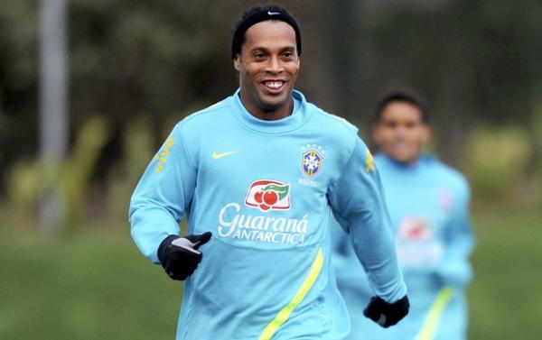 Ronaldinho Gaúcho sorri em seu retorno à Seleção.(Imagem:Agência EFE)