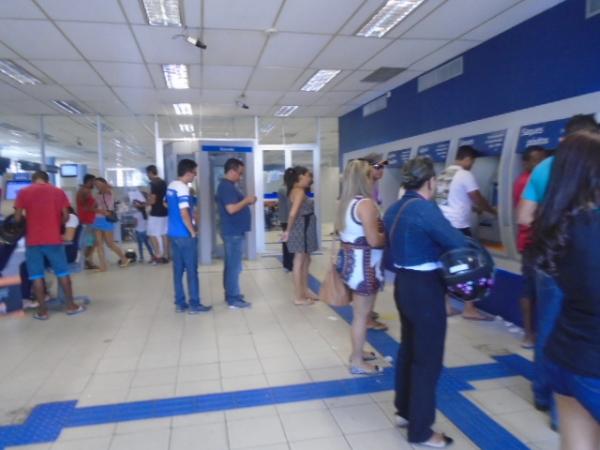 Agência da Caixa tem movimento tranqüilo no sábado em Floriano.(Imagem:FlorianoNews)