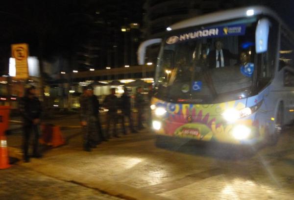 Ônibus da Argentina deixa hotel na Barra da Tijuca antes do amanhecer.(Imagem:Helena Rebello)