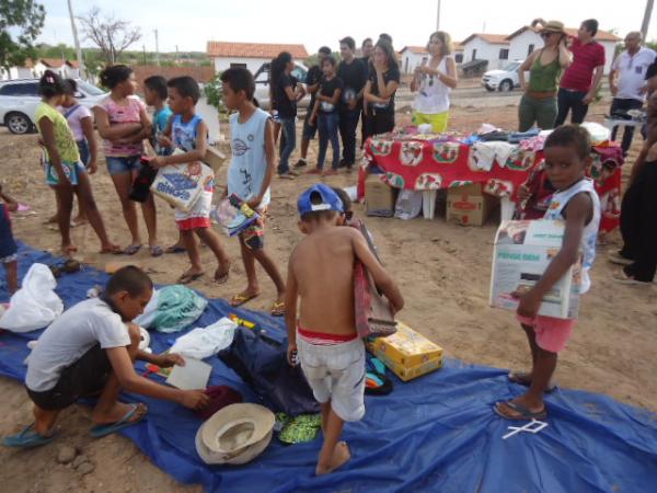 Rotary realiza entrega de parque infantil e distribuição de roupas em Floriano.(Imagem:FlorianoNews)