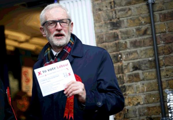 Líder do Partido Trabalhista, Jeremy Corbyn, é fotografado do lado de fora de local de votação em Londres, nesta quinta-feira (12)(Imagem:Lisi Niesner/ Reuters)