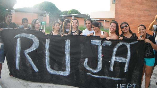 Alunos fazem protesto para cobrar melhorias na UFPI de Floriano.(Imagem:FlorianoNews)