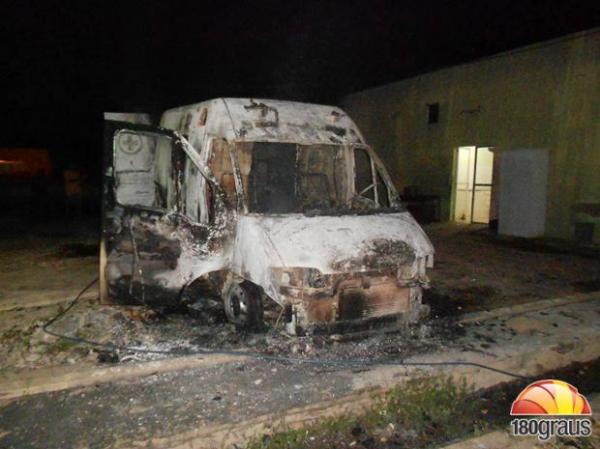 Ambulância pega fogo em estacionamento de hospital no Piauí.(Imagem:180graus)