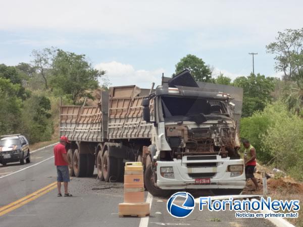 Tombamento de bitrem provoca engavetamento de três veículos na BR-343.(Imagem:FlorianoNews)