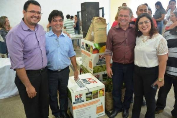 Prefeita recebe 81 kits de irrigação e mais 5 kits que podem irrigar, cada um, uma área de 1,8 hectares.(Imagem:Ascom SDR)