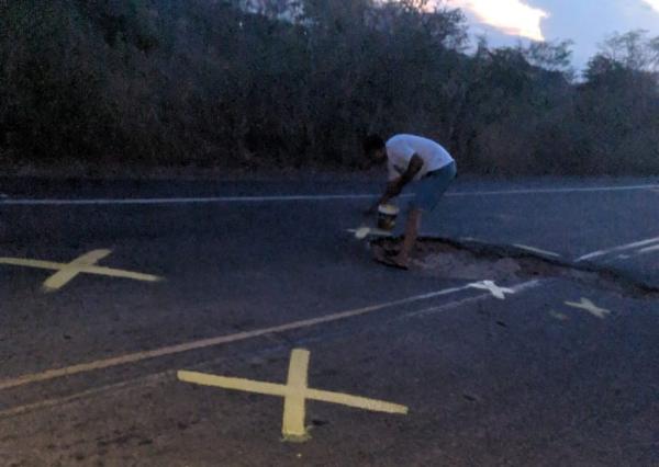 Segundo morador, trecho da PI-141 entre Canto do Buriti e Eliseu Martins está cheio de buracos.(Imagem: Arquivo pessoal/Wilson Ferreira)