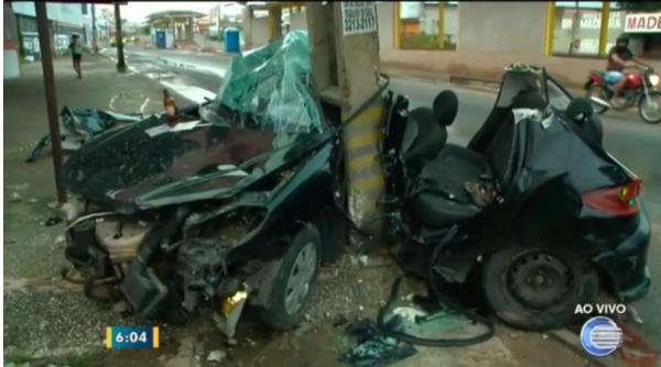  Carro colide em poste e três pessoas ficam feridas na Avenida Miguel Rosa. (Imagem:Reprodução/G1 PI)