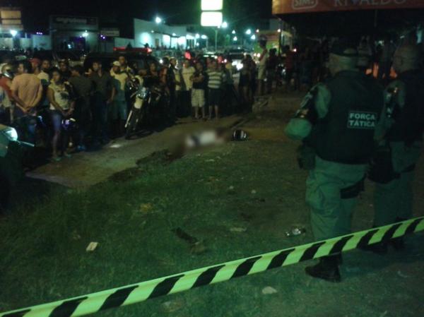 Jovem foi morto na frente de bar na Zona Leste de Teresina.(Imagem:Simplicio Júnior)