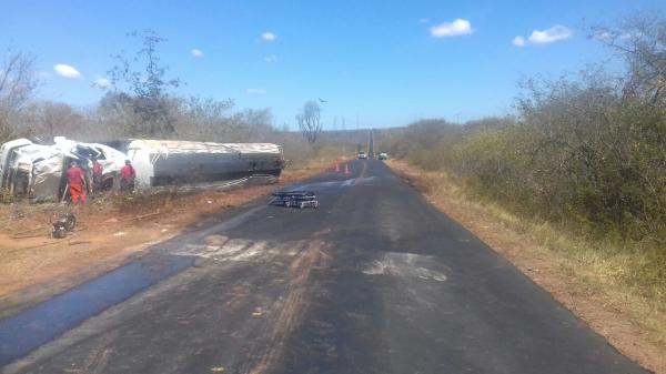 Carreta de transporte de produtos perigosos(Imagem:Divulgação/PRF)