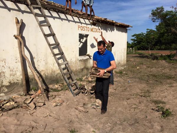 Prefeito Gilberto Júnior participa de mutirão na zona rural.(Imagem:SECOM)