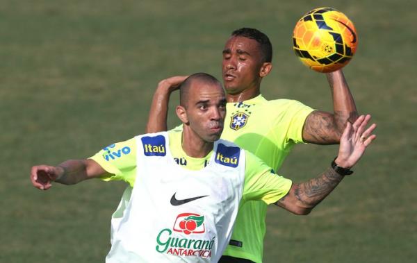 Tardelli disputa bola em treino da Seleção. Estreia, há seis anos, foi com Dunga.(Imagem:Bruno Domingos / Mowa Press)