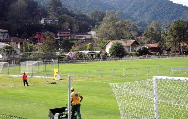 CBF quer aumentar cerca ao lado de condomínio vizinho à Granja Comary.(Imagem:Janir Junior)