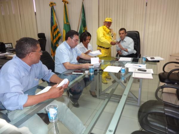 Prefeito Gilberto Júnior pede urgência na recuperação de estradas rurais de Floriano.(Imagem:FlorianoNews)