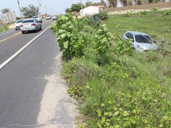 Carro é abandonado após se envolver em acidente no Litoral do Piauí.(Imagem:Ellyo Teixeira/G1)