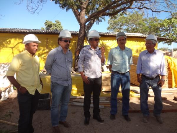 Prefeito visita obras de Conjunto Habitacional em Floriano.(Imagem:FlorianoNews)