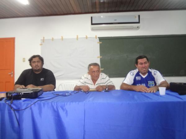 Representantes de blocos e escolas de samba discutem carnaval 2013.(Imagem:FlorianoNews)