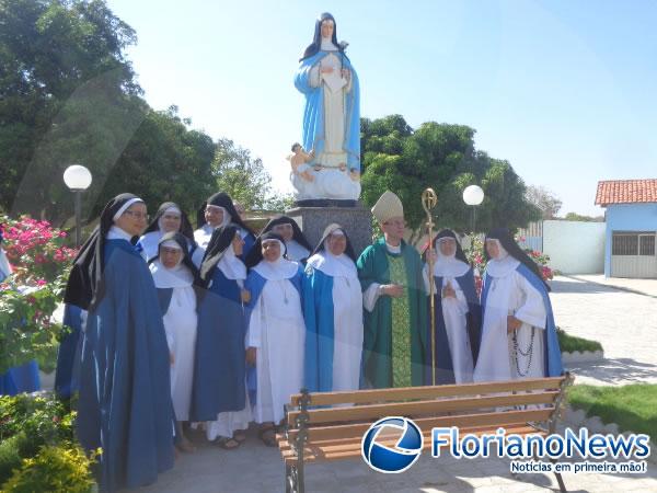 Bispo diocesano dá benção a Praça do Mosteiro e a imagem de Santa Beatriz.(Imagem:FlorianoNews)