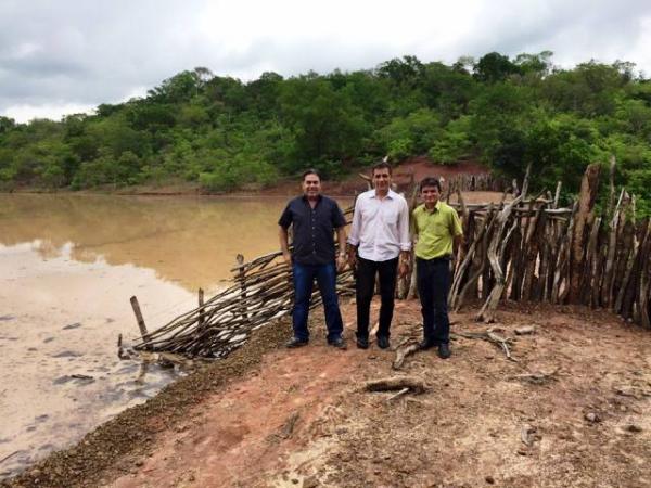 Prefeito Gilberto Júnior visita açudes revitalizados na zona rural.(Imagem:Secom)