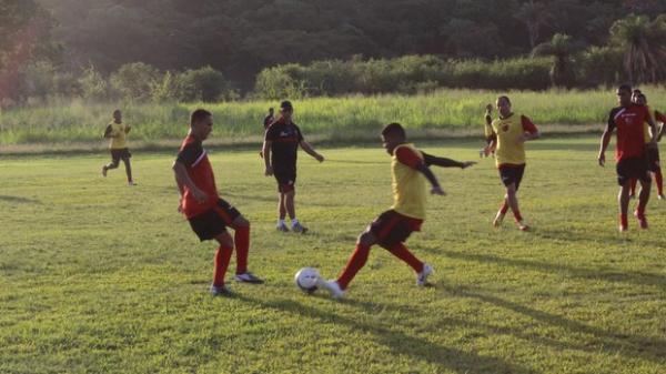 Celso Teixeira fica atento às divididas mais duras no treino do Flamengo-PI.(Imagem:Wenner Tito)