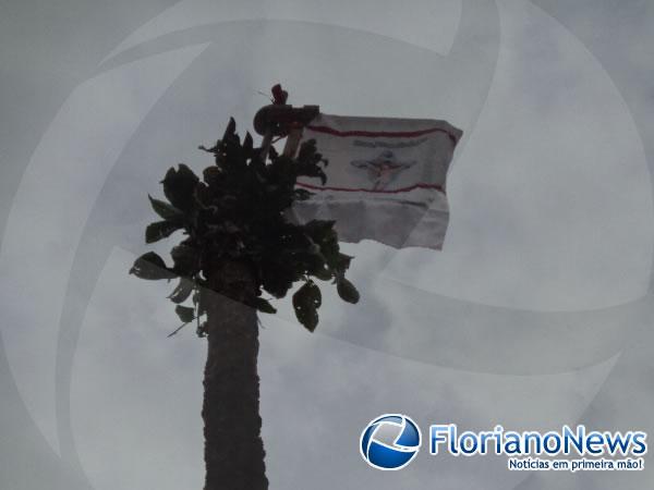 Levantamento do Mastro dá inicio aos festejos de Bom Jesus da Lapa na localidade Tabuleiro do Mato.(Imagem:FlorianoNews)