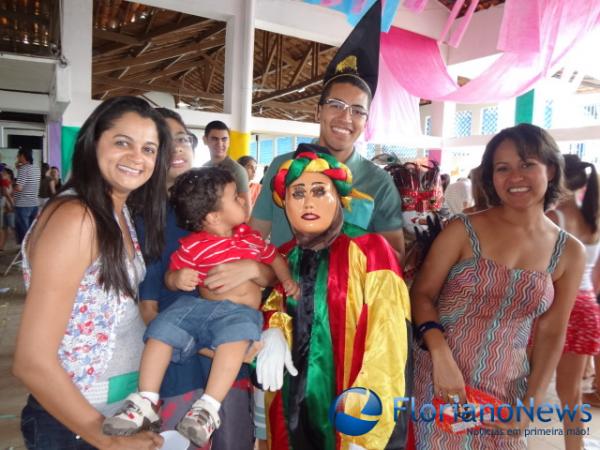 Matinê de carnaval reúne centenas de foliões no CEC. (Imagem:FlorianoNews)