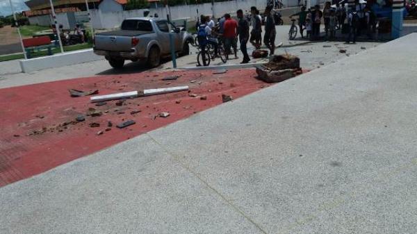 Carro desgovernado invade praça e destrói monumento da cruz em Barão de Grajaú.(Imagem:Divulgação)