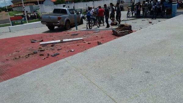  Carro desgovernado invade praça e destrói monumento da cruz em Barão de Grajaú.(Imagem:Divulgação)