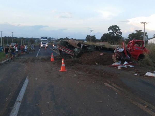 Com o acidente em Piripiri, trânsito ficou impossibilitado, no Piauí (Foto: Divulgação/PRF)(Imagem:Divulgação/PRF)