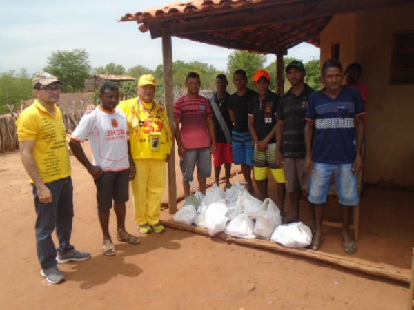 Moradores da zona rural de Floriano recebem doações de roupas e alimentos.(Imagem:FlorianoNews)