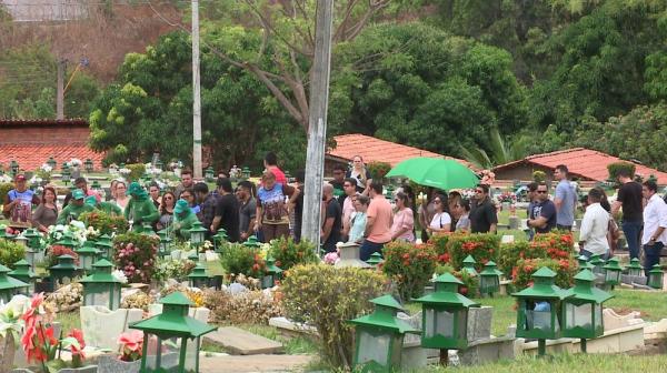 Vanessa Carvalho, de 28 anos, foi sepultada em um cemitério na Zona Sudeste de Teresina.(Imagem:Elbert Ribeiro / TV Clube)