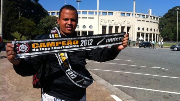 Faixas de campeão já são vendidas no Pacaembu.(Imagem:José Gonzalez/Globoesporte.com)