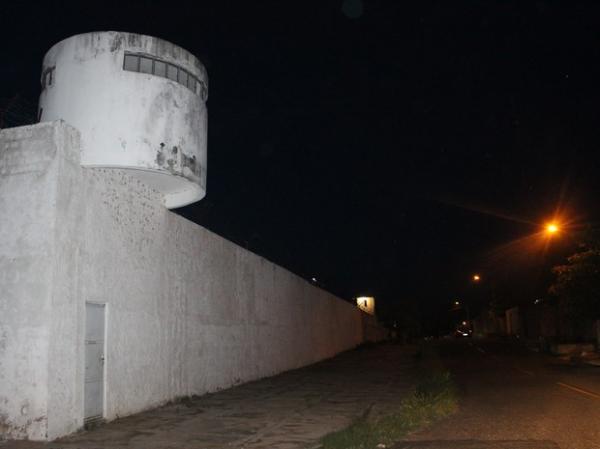 Menores fugiram do Centro Educacional de Masculino de Teresina pulando muro.(Imagem:Ellyo Teixeira/ G1)