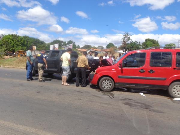  Engavetamento entre três veículos é registrado na BR-230 em Floriano.(Imagem:FlorianoNews)