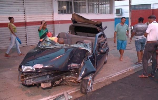 Bombeiros tiveram de serrar parte do veículo para resgatar vítimas.(Imagem:Kleiton Martins/ TV Clube)