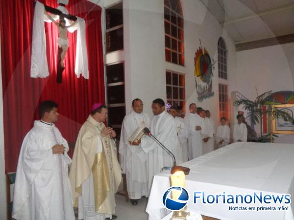 Padre Nilfrânio toma posse na Paróquia Senhora Sant'Ana em Floriano.(Imagem:FlorianoNews)