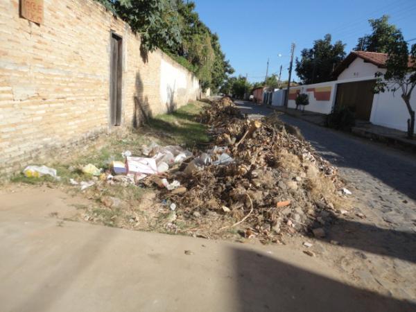 Lixo e sujeira nas ruas de Floriano. (Imagem: FlorianoNews)
