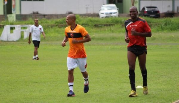 Cléber e Romarinho fazem primeiro treino no campo, mas nada de bola.(Imagem:Abdias Bideh)