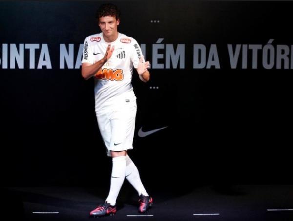 Elano veste o novo uniforme do Santos em evento no Rio de Janeiro.(Imagem:Twitter / Divulgação)