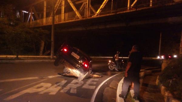 Carro quase foi egolido em buraco de Teresina.(Imagem:Catarina Costa)