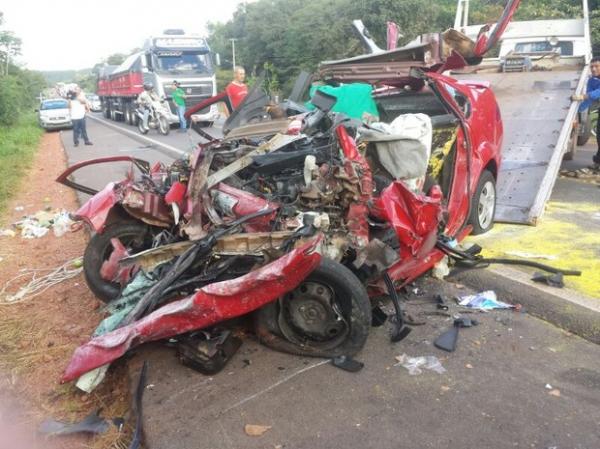Veículo ficou totalmente destruído em colisão.(Imagem:Felipe Pereira/ TV Clube)