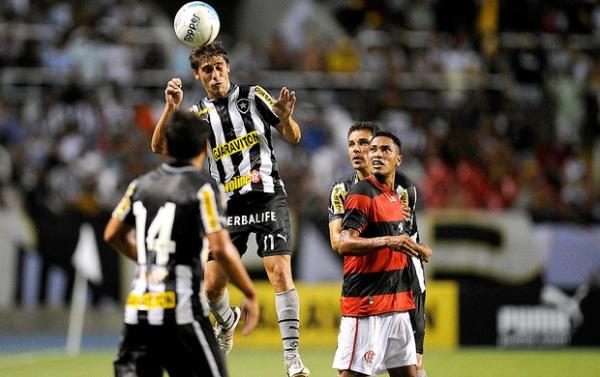 Fellype Gabriel na sobe para cortar de cabeça pelo Botafogo.(Imagem:Fernando Soutello / Agif)
