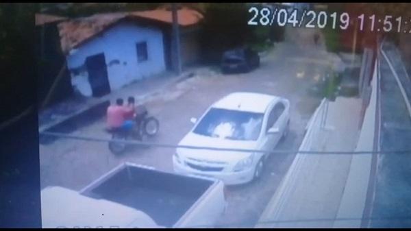 Motocicleta é furtada na porta de residência em Floriano.(Imagem:Reprodução/Whats App)