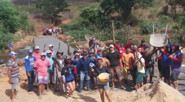 Comunidade se reúne e constrói ponte para atravessar rio no Piauí.(Imagem:Reprodução/TV Clube)