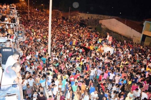 Arrastão atrai milhares de pessoas à Avenida Beira Rio no aniversário da cidade.(Imagem:Secom)