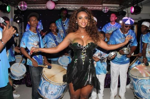 Vânia Love samba e deixa parte do seio esquerdo à mostra.(Imagem:Photo Rio News)