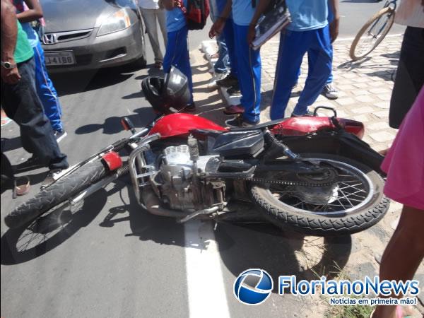 Carro colide na traseira de moto e deixa um ferido na Avenida Dirceu Arcoverde(Imagem:FlorianoNews)