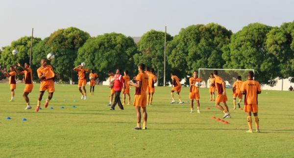 River-PI treinou bolas aéreas e mostrou preocupação com altura dos jogadores gaúchos.(Imagem:André Leal)