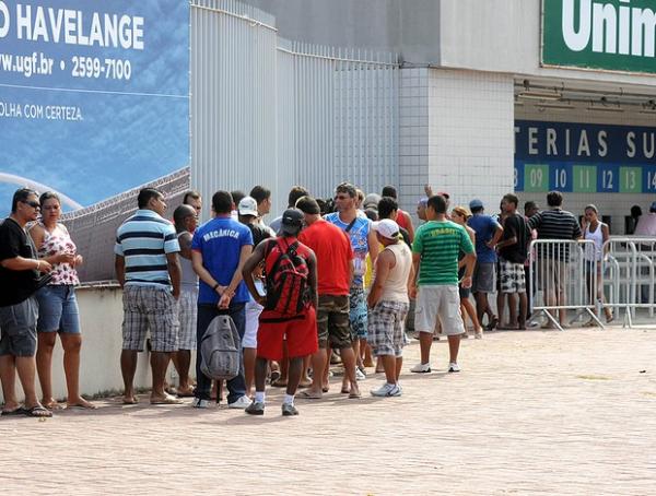 Torcedores fazem fila no Engenhão na manhã desta quarta-feira.(Imagem:André Durão / Globoesporte.com)