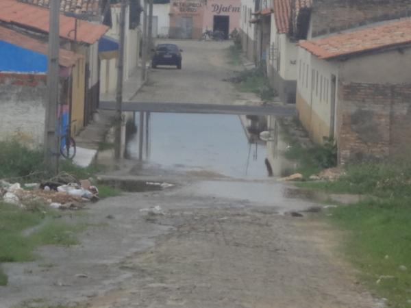 Vazamento de água está causando transtornos em ruas de Floriano.(Imagem:FlorianoNews)