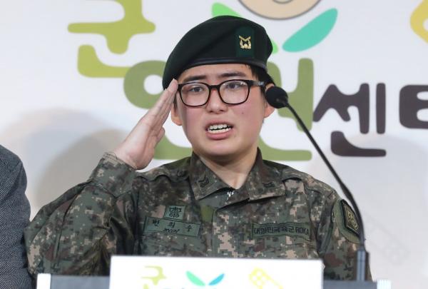 Byun Hee-soo, durante seu pronunciamento em que disse que gostaria de permanecer no exército, em 22 de janeiro de 2020(Imagem:Yonhap / AFP)